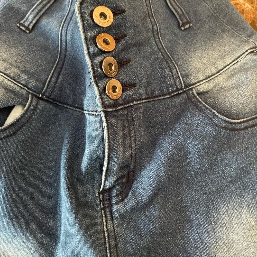 Justso jeans size 11 but I'm gonna say 5 they are tiny